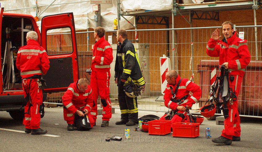 Person auf Baukran Koeln Christophstr P152.JPG